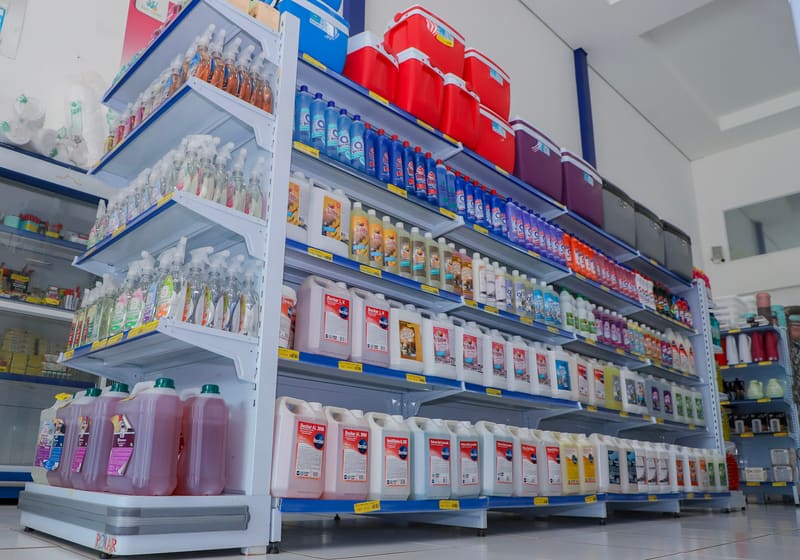 Interior da loja Evo Clean com produtos de limpeza profissional